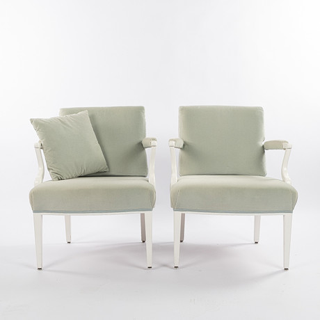 JOSEF FRANK. Karmstolar, ett par, vitlackade, modell 969, Firma Svenskt Tenn, Stockholm, formgivna 1939. på auktion hos Stockholms Auktionsverk Helsingborg