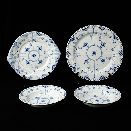 UPPLÄGGNINGSFAT och SKÅLFAT. 4 delar, porslin, "Musselmalet", Royal Copenhagen. på auktion hos Stockholms Auktionsverk Göteborg