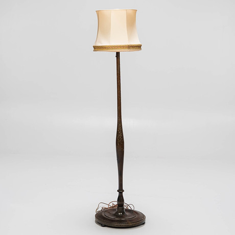 GOLVLAMPA, Två ljuskällor, 1930/40-tal. på auktion hos Norrlands Auktionsverk