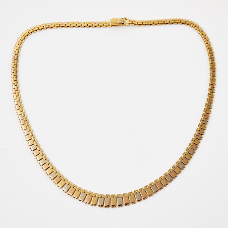 COLLIER, 18 k guld, trois coloeur, Italienska stämplar. på auktion hos Stockholms Auktionsverk Sickla