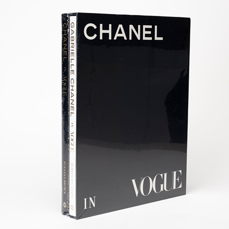 "CHANEL IN VOGUE", 2 volymer, Rebecca C Tuiti & Susanna Brown, Thames & Hudson, 2026. på auktion hos Auktionshuset Kolonn