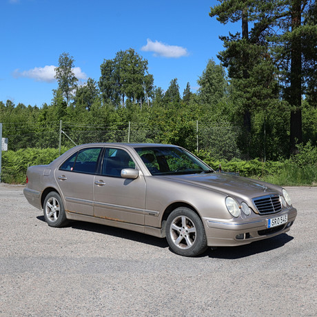 MERCEDES-BENZ E 240.
