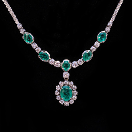 COLLIER MED SMARAGDER OCH DIAMANTER, 18K VITT GULD. på auktion hos Björnssons Auktionskammare