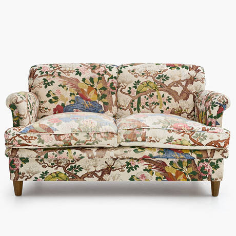 JOSEF FRANK. Soffa, modell 678, Firma Svenskt Tenn, klädd i "Magnolia" från GP & J Baker, 2-sits. på auktion hos Crafoord Auktioner Stockholm