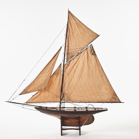 POND YACHT, seglande modell, föreställande slup, blockbyggd, skrovet klätt i mässingsplåt samt försett med blytyngd, sydda segel, engelsk tillverkning, edwardianska eran, omkring år 1900., såld på svensk auktion för 17 500 kr