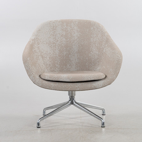 HEE WELLING. HAY, Danmark, Snurrfåtölj, "About a Lounge chair", i beigemellerad textil, kromad fyrpassfot i st på auktion hos Stockholms Auktionsverk Helsingborg