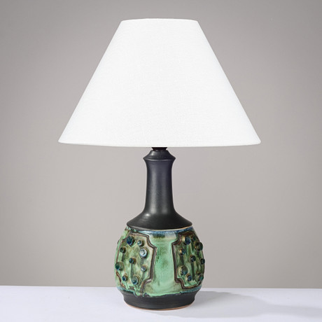 JETTE HELLERØE (F.1940). Bordslampa av glaserat stengods smyckad med knoppar, Axella, Danmark, 1960/70-tal.