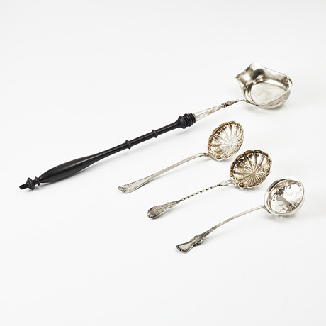 SOCKERSTRÖARE och SOPPSLEV, 4 delar, silver, olika tillverkare och år, bl. a. GAB, Stockholm, 1894. på auktion hos Stockholms Auktionsverk Magasin 5