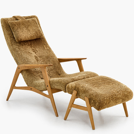 FÅTÖLJ med FOTPALL, "Siesta", JIO Möbler, 1960-tal, ljus ek, brun fårskinnsklädsel. på auktion hos Crafoord Auktioner Stockholm