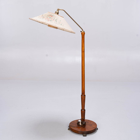 GOLVLAMPA, Art Deco. Mörkbetsat Trä, Sidenskärm. på auktion hos Norrlands Auktionsverk