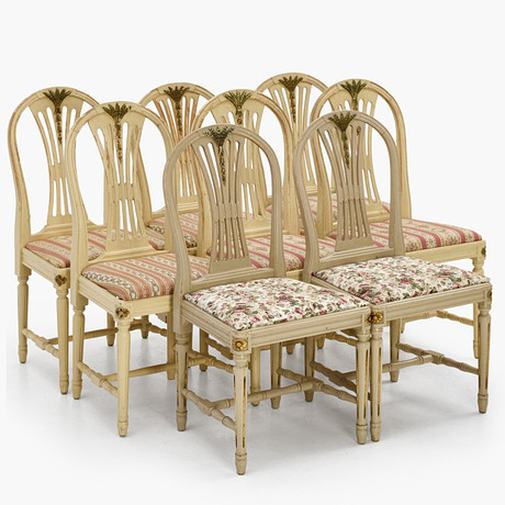 STOLAR, 8 st, "Axet", gustaviansk stil, 1900-tal, träskuren dekor, bemålade och bronserade. på auktion hos Crafoord Auktioner Stockholm