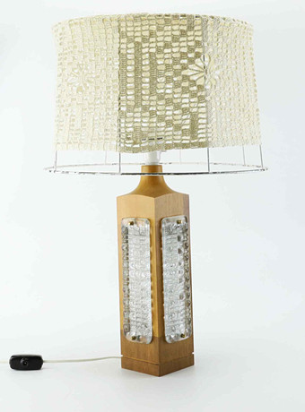 BORDSLAMPA, trådskärm, trä och glas, 1970-tal. på auktion hos Hälsinglands Auktionsverk