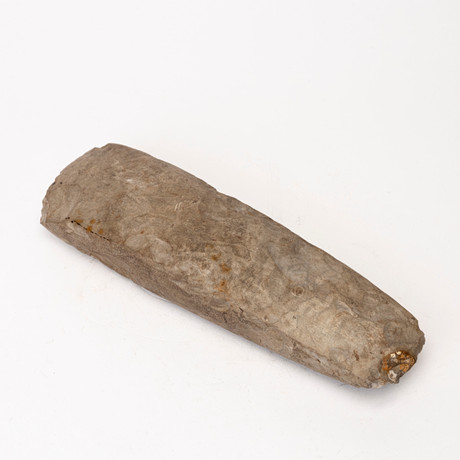 STENYXA, tunnaktig flintyxa, sannolikt Yngre stenålern / Neolitikum, ca 4000-3000 f Kr. på auktion hos Auktionshuset Kolonn