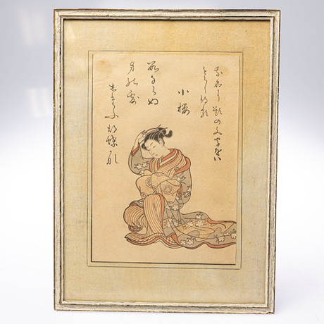 EFTER SUZUKI HARUNOBU. Japanskt färgträsnitt, kurtisan skrivande ur en bok, efter motiv från serien ”A Collection of Beautiful Women of the Yoshiwara”., såld på svensk auktion för 28 kr