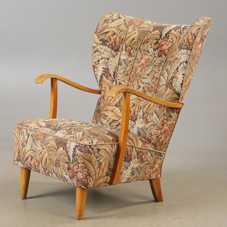 ÖRONLAPPSFÅTÖLJ, textilklädd och alm, Swedish modern, 1900-talets mitt. på auktion hos Helsingborgs Auktionskammare