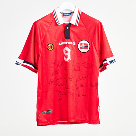 LANDSLAGSTRÖJA, nr 9 Tore André Flo, signerad av Norges landslag i fotboll 1998. på auktion hos Stockholms Auktionsverk Sickla