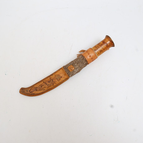 KNIV MED SLIDA, handtag av björk och horn, blav stål, slida med skuren dekor av djur, monogramsignerad och dat på auktion hos Falun Auktionsbyrå