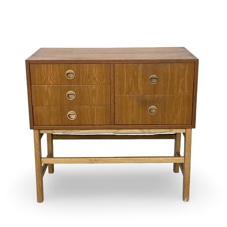 BYRÅ. Teak, 1950/60-tal. på auktion hos Roslagens Auktionsverk