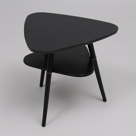 NILS JONSSON. SIDOBORD, för Troeds, Bjärnum, 1950/60-tal. svartlackerade skivor, fanér, maässingsdetaljer. på auktion hos Auktionsbyrån Varberg