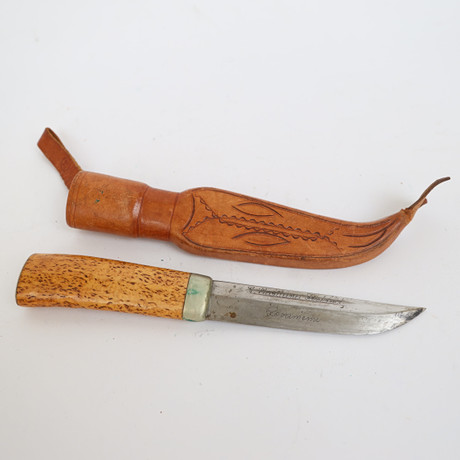 KNIV MED SLIDA, J, Marttiini, Finland, handtag av björkrot, blad av stål, slida av läder. på auktion hos Falun Auktionsbyrå