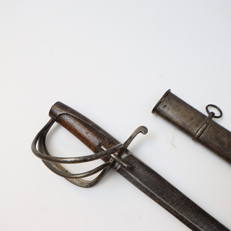 SABEL, Sverige m/1825 för manskap vid kavalleriet, Stål, handtag av trä. på auktion hos Falun Auktionsbyrå