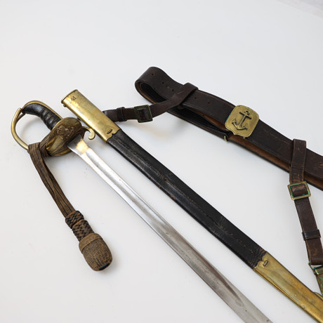 HUGGARE, m/1885 med portopé samt bälte. Miliekiperingsaktiebolaget, mässing, stål, och balja i läder, stämplad på auktion hos Falun Auktionsbyrå