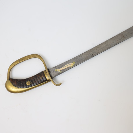 HUGGARE, svensk, m/1865 för fångvården, Handtag av läder och mässing, Klinga av stål. Stämplad. på auktion hos Falun Auktionsbyrå