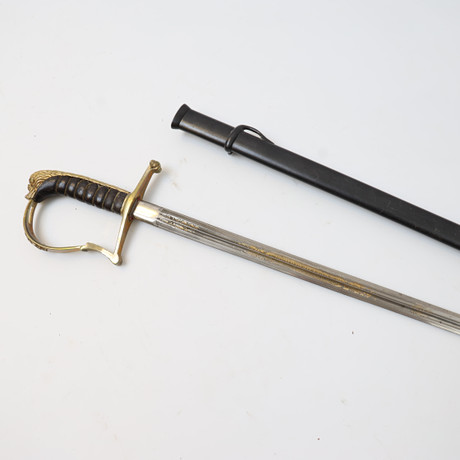 VÄRJA, svensk officersvärja, E.Svalling Eskilstuna, 1800/1900-tal, lindat handtag, Dekor med lejon och lilla r på auktion hos Falun Auktionsbyrå