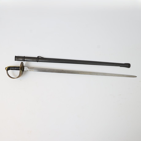KAVALLERISABEL m/1893, parerskydd och handtag i mässing. Balja i svärtad metall, klinga av stål, Stämplad E sv på auktion hos Falun Auktionsbyrå