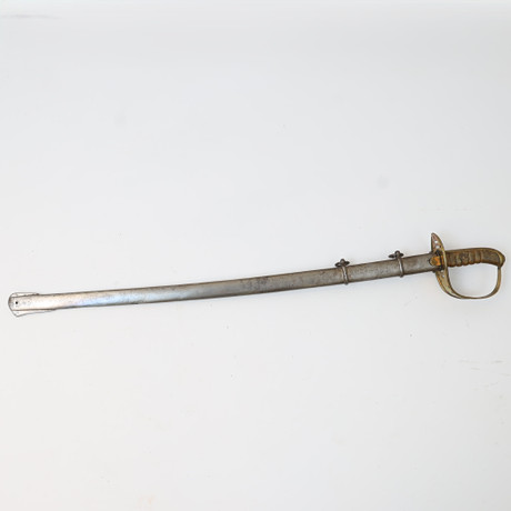 SABEL, m/1867-1893, för manskap vid kavalleriet. Handtag av trä., delvis genombrutet parerskydd i mässing, Bal på auktion hos Falun Auktionsbyrå