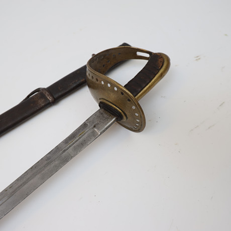 SABEL, svensk, m/1893 för kavallerimanskap, med stålbalja. Handtag av trä och mässing. Parerskydd i mässing me på auktion hos Falun Auktionsbyrå