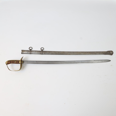 SABEL, svensk m/1867 för kavallerimanskap, med stålbalja, handtag och parerskydd i mässing och trä. Stämplad. på auktion hos Falun Auktionsbyrå