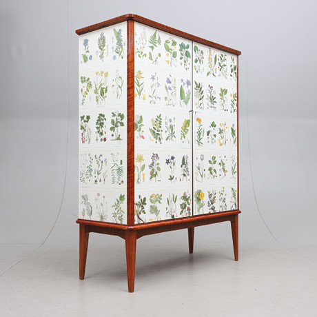 SKÅP, Mahogny, tapetserat i Nordens Flora, 1900-talets mitt. på auktion hos Gomér & Andersson Norrköping