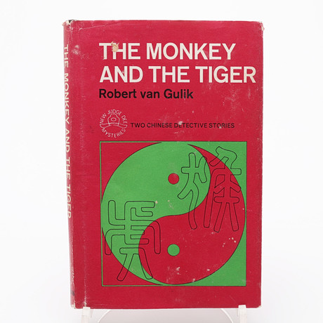 DEN NEDERLÄNDSKE FÖRFATTAREN OCH LÄKAREN ROBERT VAN GULIK'S THE MONKEY AND THE TIGER - TWO CHINESE DETECTIVE S på auktion hos Crafoord Auktioner Lund