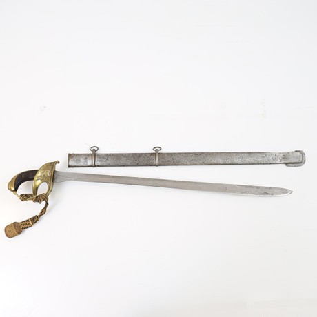 SABEL, svensk, m/1852, för officer vid Livregementet till fots, mässingsfäste med lilla riksvapnet. Med portep på auktion hos Falun Auktionsbyrå