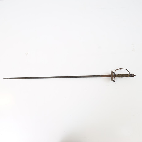 VÄRJA, 1800-talet, troligtvis Frankrike. Klinga med etsad dekor, lindat handtag. på auktion hos Falun Auktionsbyrå