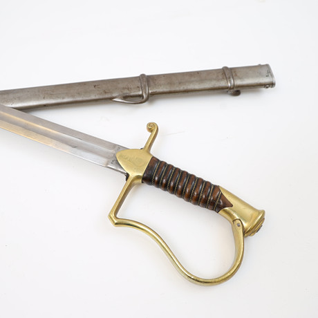 MANSKAPSSABEL. Sverige, M/1889. För kavalleriet. Handtag i trä och mässing. Stämplad. Balja och klinga av stål på auktion hos Falun Auktionsbyrå