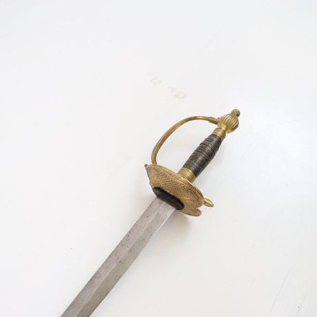 VÄRJA, Svensk, för infanteriofficer, 1800-talets andra hälft. Lindat handtag med dekorer i mässing, klinga av på auktion hos Falun Auktionsbyrå