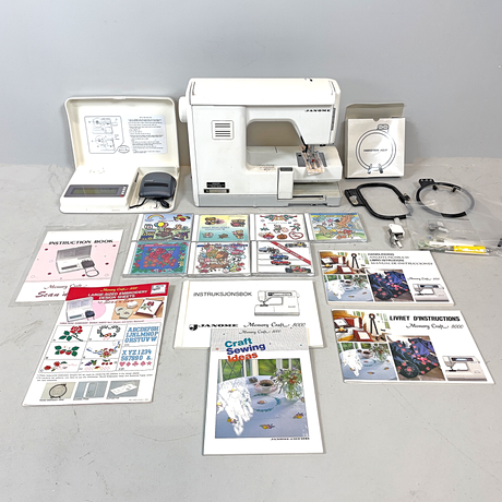SY- & BRODERIMASKIN, datoriserad, Janome Memory Craft 8000, Japan, 1993. på auktion hos Roslagens Auktionsverk