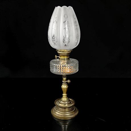 BORDSFOTOGENLAMPA, mässing & glas, 1900-tal. på auktion hos Roslagens Auktionsverk