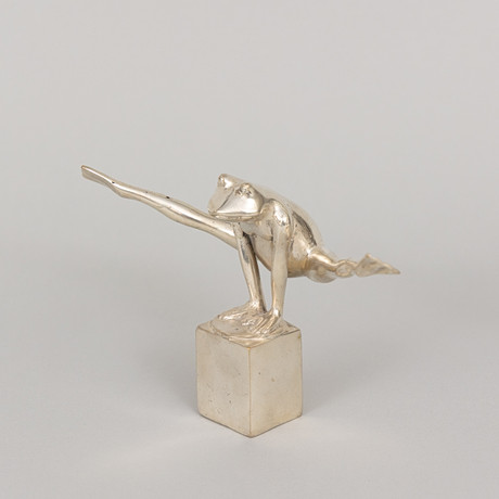ART PEOPLE GALLERY, SWEDEN. "Look at my legs", silverpatinerad brons, stämplad APG. på auktion hos Garpenhus Auktioner