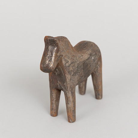 SKULPTUR, Dalahäst, "Raw", järn, märkt APG. på auktion hos Garpenhus Auktioner