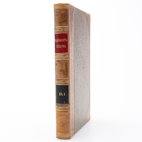 FARMAKOLOGI.. FÖRSTA UPPLAGAN AV DEN FÖRSTA RIKSFARMAKOPÉEN PHARMACOPOEA SVECICA 1775 SAMMANBUNDEN MED PHARMAC på auktion hos Crafoord Auktioner Lund