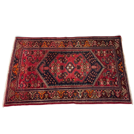 MATTA, orientalisk, handknuten ca 203x131 cm. på auktion hos Roslagens Auktionsverk