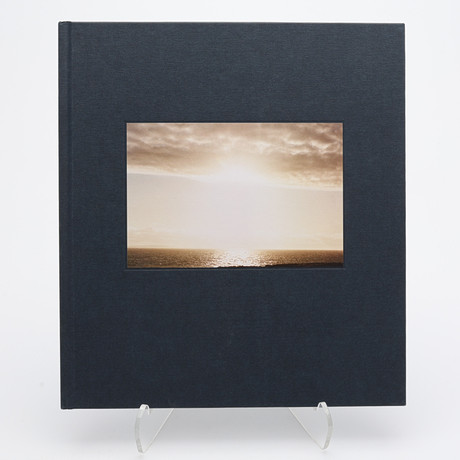 BERTIEN VAN MANENS "BEYOND MAPS AND ATLASES" I FÖRSTA UPPLAGAN, 2016 - SIGNERAD. på auktion hos Crafoord Auktioner Lund