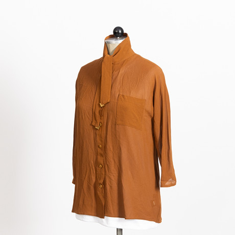 FENDI. Sidenblus med knytband, Karamellbrun, Made in Italy. på auktion hos Garpenhus Auktioner