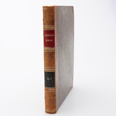 FARMAKOLOGI. PHARMACOPOEA SVECICA- FEMTE UPPLAGAN 1817 SPRÄNGFYLLD MED HANDSKRIVNA NOTERINGAR PÅ INTERFOLIERAD på auktion hos Crafoord Auktioner Lund