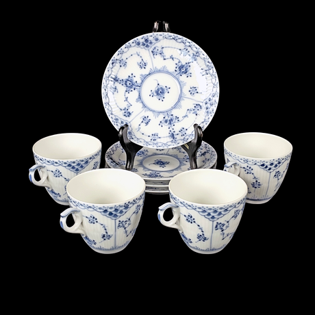 KAFFEKOPPAR med fat, 4 st, Musselmalet, porslin, Royal Copenhagen, Danmark. på auktion hos Roslagens Auktionsverk