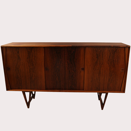 KURT ÖSTERVIG. Sideboard, palisander/jakaranda Danmark, 1960- tal. på auktion hos Limhamns Auktionsbyrå