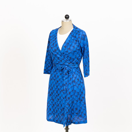 DIANE VON FURSTENBERG. Omlottklänning, Siden, Mönstrad blå/svart. på auktion hos Garpenhus Auktioner